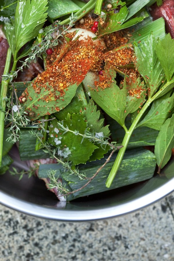 Quelles sont les techniques pour allumer un feu en camping sous des conditions venteuses?