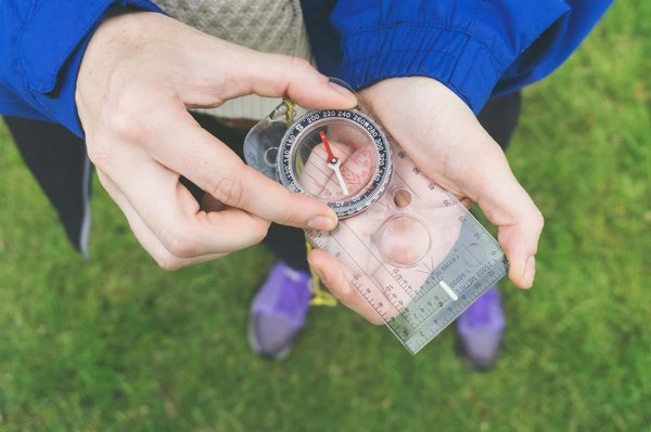 Comment planifier un itinéraire de camping pour explorer les forêts de chênes en Espagne?